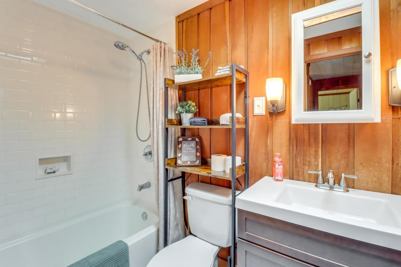 Lakefront Poconos Vacation Rental With Swim Dock! Long Pond 외부 사진