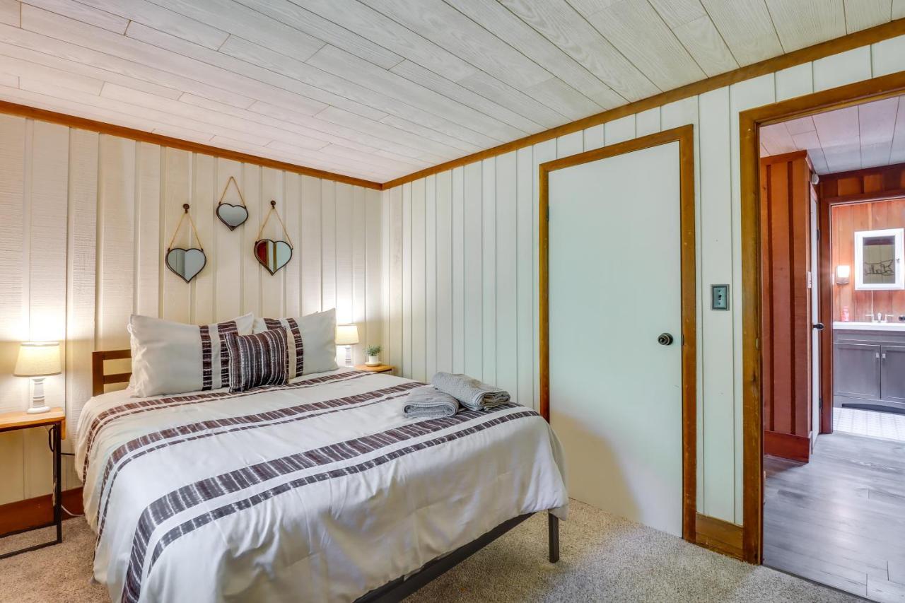 Lakefront Poconos Vacation Rental With Swim Dock! Long Pond 외부 사진